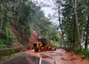 Atasi Kemacetan Akibat Longsoran, UPT PJJ Pacitan PU Binamarga Jatim Kerahkan Alat Berat