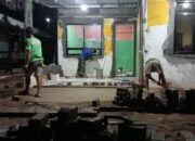 Satgas TMMD 126 Kodim Pacitan Lembur Pasang Paving Halaman Depan Polindes Desa Petungsinarang