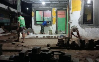 Satgas TMMD 126 Kodim Pacitan Lembur Pasang Paving Halaman Depan Polindes Desa Petungsinarang