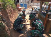 Satgas TMMD 126 Desa Petungsinarang Bahu-Membahu Pembuatan Besi Cor Program RTLH