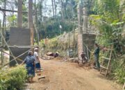 Satgas TMMD 126 Kodim Pacitan Bangun Gapura Di Desa Petungsinarang