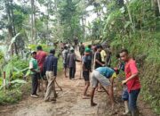 Kebersamaan Satgas TMMD 126 Desa Petungsinarang Bersama Warga Saat Lakukan Pembersihan