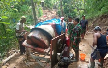 TNI dan Masyarakat Bahu Membahu Membangun Jembatan Gantung Perintis II Garuda Desa Pagutan