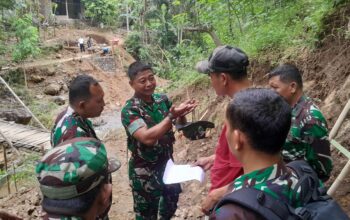 Dandim Pacitan Bersama Asistensi Pusziad Tinjau Pembangunan Jembatan Gantung Perintis Garuda Di Desa Pagutan