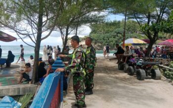 Anggota Kodim Pacitan Lakukan Pengamanan Liburan Idul Fitri 1447 H diPantai Klayar Yang Makin Ramai