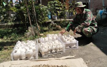 Sertu Bambang Turun Tangan Bantu Pengecatan Celengan UMKM Doni