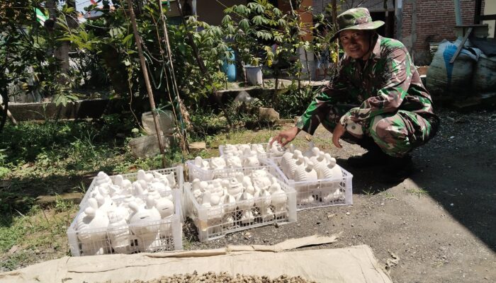 Sertu Bambang Turun Tangan Bantu Pengecatan Celengan UMKM Doni