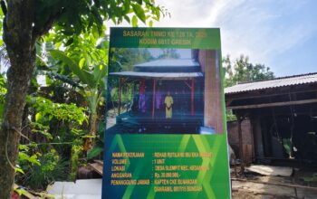 Baliho RTLH TMMD 128 Kodim Gresik telah Dipasang di Depan Rumah Ibu Eka Irawati