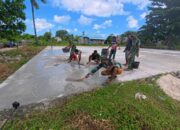 Perbaiki Lapangan Voli Bagian dari Pembinaan Fisik TMMD