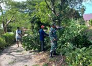 Pangkas Pohon, Upaya Satgas TMMD Beri Kenyamanan Pengguna Jalan