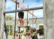 Tingkatkan Kenyamanan, Satgas TMMD Pasang Kunci Gorden di Perpustakaan SD Moain
