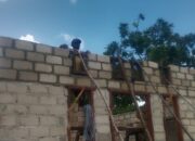 Semangat Kebersamaan TNI dan Warga Warnai Pembangunan Rumah di Pulau Moa
