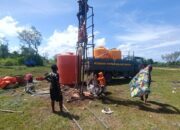 Sertu Stenly Pimpin Pembangunan Sumur Bor di Desa Poliwu