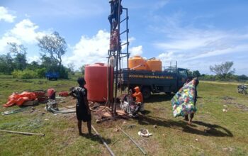 Sertu Stenly Pimpin Pembangunan Sumur Bor di Desa Poliwu