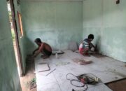 Kebersamaan TNI dan Warga Warnai Finishing RTLH di Moain