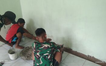 Gotong Royong Warnai Pemasangan Keramik RTLH di Rumah Warga Moain