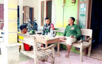 Menganyam Kebersamaan di Teras Desa: Cara Babinsa Kesongo Rangkul Warga Sukseskan TMMD 129 Bojonegoro